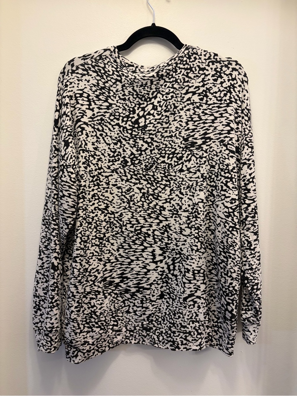 Athleta Animal Print Tencel Long Sleeve Top Women's Medium Black White Relaxed - Picture 4 of 7